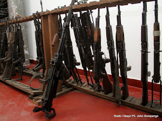 Dans un dépôt d'armes à Kinshasa. Radio Okapi/ Ph. John Bompengo