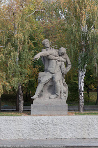 Скульптурная композиция: солдат поддерживает смертельно раненого офицера-командира, который продолжает руководить боем.