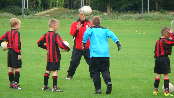 2011 - 07 SEP - WVV E5 TRAINING IN TENUE 24.jpg