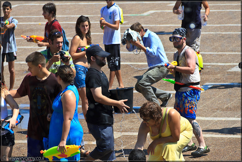 il/Настоящее мочилово в центре Тель Авива (20110701 ta water war 010 6709)