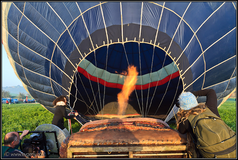 il/Фото: На рассвете они улетели – Воздушные шары над цветущим Негевом (20110304 baloons 039 0051)