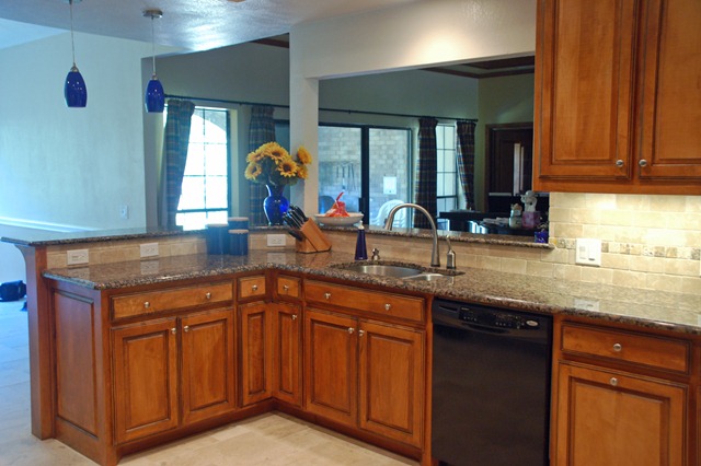 [kitchenmaplecabinets4.jpg]