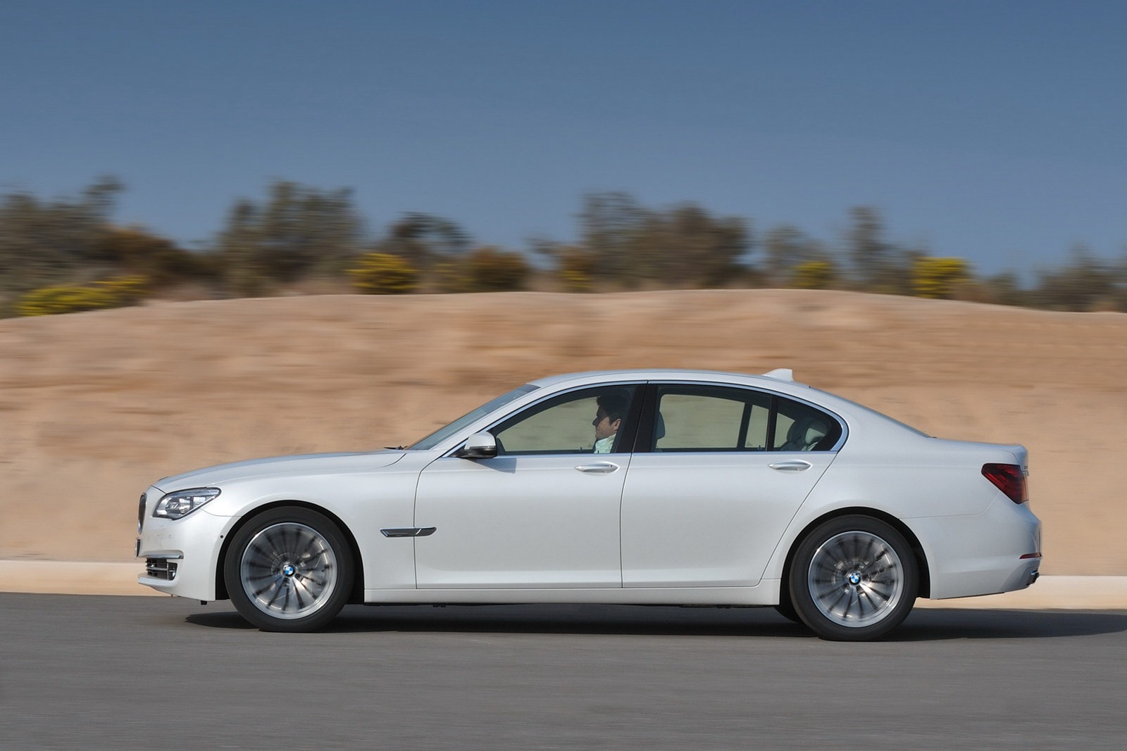 [2013-BMW-7-Series-152%255B2%255D.jpg]