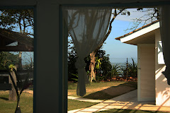 Imagem das acomodações do chalé 2: Dourado / Image of the accommodations on challet 2: "Dourado" Picture of A pousada, seus chalés e arredores. Photo number 3723150131 by Pousada Pé na Areia - Charming, fully decorated sea facing chalets located on Boiçucanga beach, on São Paulo northern shore. Boiçucanga is a beach with calm waters and woundrous sunset, surrounded by the Atlantic Rainforest and by very good restaurants. There also is a complete services infrastructure that includes supermarkets and shopping malls. You can find all that and much more at “Pé na Areia” (aka “Esquina da Mentira”), the perfect place for spending your vacations and weekends, or even having your own house at the sea.