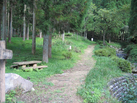 狒狒の滝への遊歩道入口