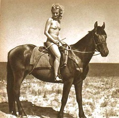 Ragazza nudista a cavallo figure intere