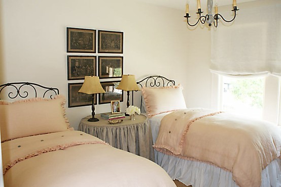 [jane%2520wood%2520interiors%2520pink%2520linen%2520twin%2520beds%2520and%2520black%2520matted%2520artwork.jpg]