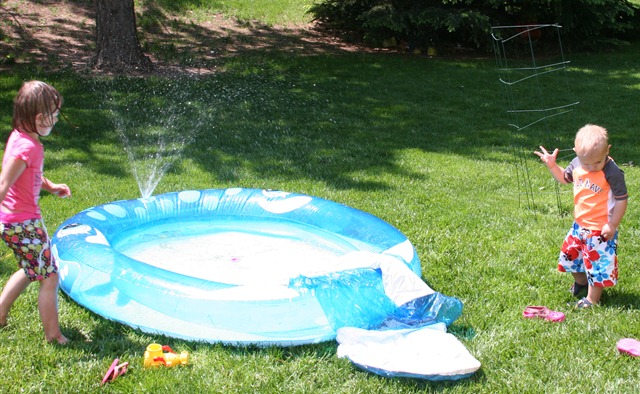 [2011-06-06%2520Playing%2520in%2520the%2520sprinklers%2520%25287%2529%255B4%255D.jpg]
