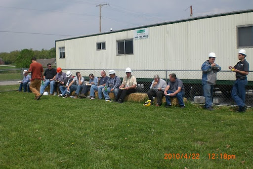 Volunteers enjoy a meal prepared by other volunteers. (Photo by Art Morris)