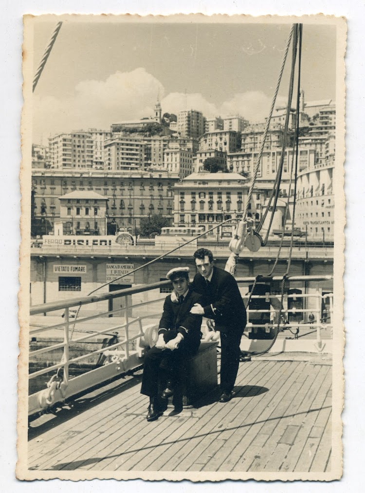 Recuerdo de agregados. Genova 1955. Foto remitida por Angel Maruri Larrabe.jpg