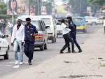 La police interpelle  des partisans de l’UDPS le 23/12/2011 à Kinshasa. Radio Okapi/ph. John Bompengo