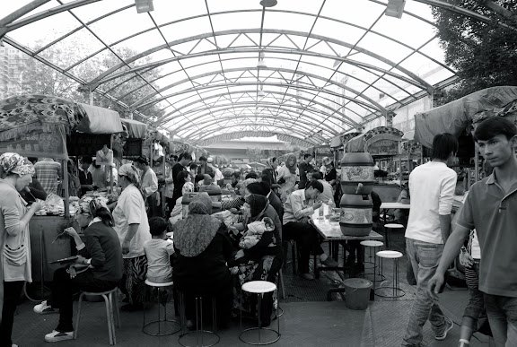 Urumqi - Marché de rue, vue d'ensemble