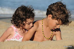Casiana y Rufino, hijos de Amalia y Marcelo Sterman, disfrutan de la playa. Gentileza: Amalia Robredo.