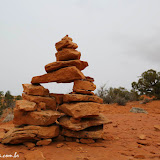 Cairns - montinhos de pedra que marcam a Trilha para o Tower Arch -  Arches National Park -   Moab - Utah