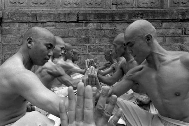 [shaolin-monks-training-004%255B2%255D.jpg]