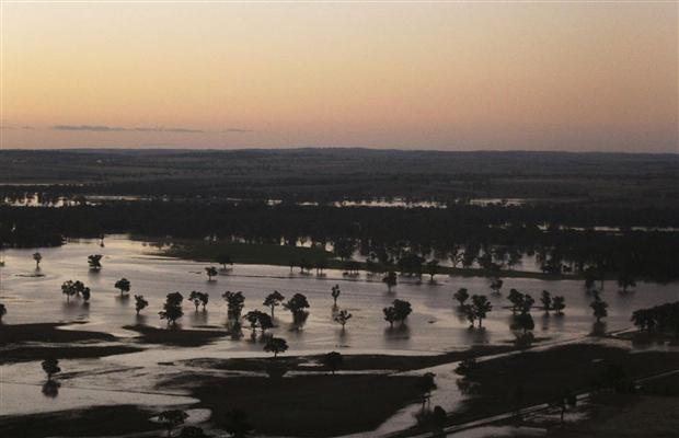 Flood waters are seen in the New South Wales town of Wagga Wagga 5 March 2012. DANIEL MUNOZ, Reuters