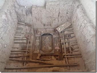 tombe originale du seigneur Sipan (avec reproduction des objets) el senor de Sipan = plus haute autorité militaire, religieuse et civile