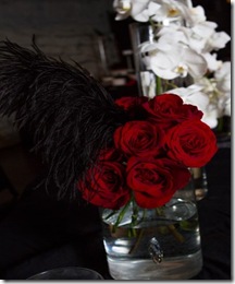 rosas vermelhas com pluma preta decoração casamento