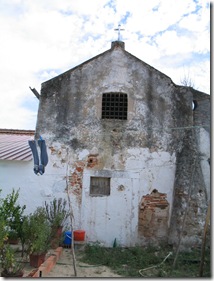 Em 2004 capela -pode ver-se a porta que foi tapada