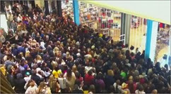c0 Black Friday crowd swarms outside Urban Outfitters in 2011