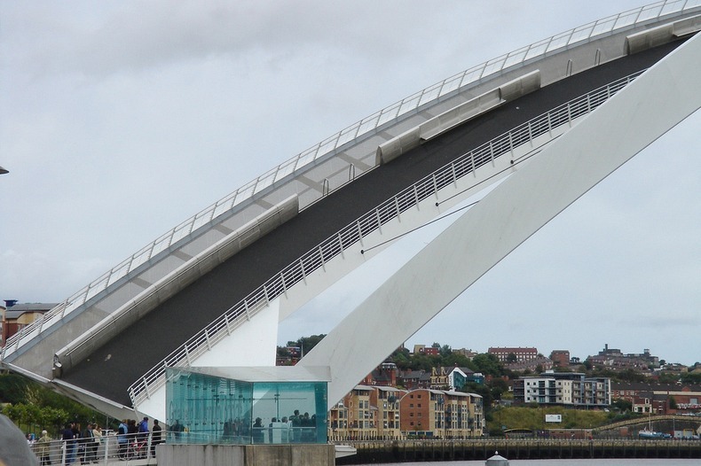  الجسر المائل الوحيد في العالم .. Gateshead-millennium-bridge-95