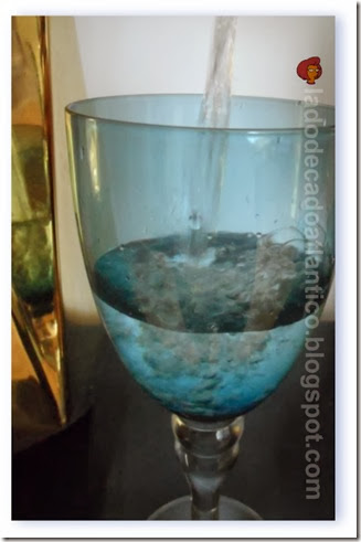 Imagem de água sendo vertida num copo azul