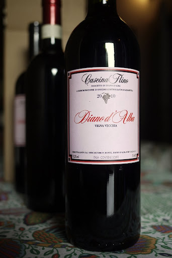 Diano D'Alba DOCG  Cascina Fino 2010
說明使用100% Dolcetto葡萄的該區相當得天獨厚，完全無高山阻擋使得該區可以完整的受到太陽日照，該區東南方又是對Dolcetto較好的角度，想起上次喝倒也是來自該產區的 Diano d'Alba Vigna Cristina，那種不媚俗的討喜果味，讓人對該區的Dolcetto有很好的印象，可惜當日沒有機會品飲希望下次有機會與大家分享此款