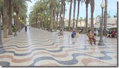 Die schöne Hafen-Promenade von Alicante
