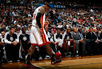 lebron james nba 121109 mia at atl 05 King James wears 5 Colorways of Nike LeBron X in 6 Games