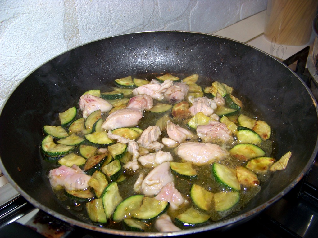[mini%2520penne%2520con%2520zucchine%2520e%2520pollo%2520%252811%2529%255B4%255D.jpg]