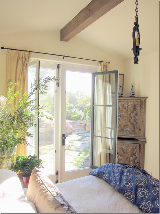 [montecito%2520bedroom%2520with%2520antiques%2520via%2520cote%2520de%2520texas%255B3%255D.jpg]