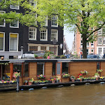 DSC00867.JPG - 31.05.2013.  Amsterdam - włóczęga po zaułkach; barka mieszkalna miłośników kwiatów