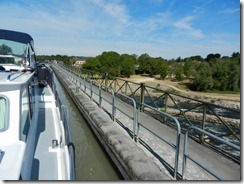 a (31) Aquaduct over the Loire at Le Guetin._800x600
