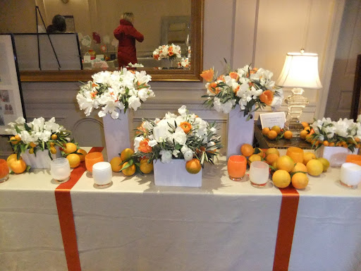Matthew Robbins Events set up this gorgeous citrus-inspired table.