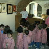 Los niños atendiendo las explicaciones del guia de la Exposición.