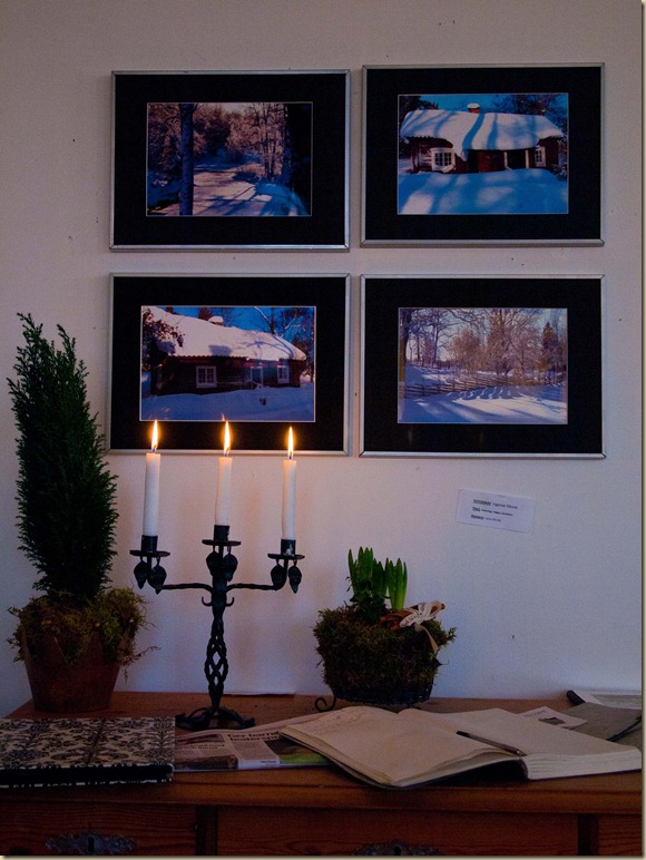 Fotografier av Ingemar Eklund h&auml;nger i Gamla skolans caf&eacute;.