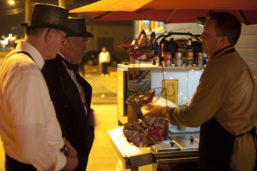 A local Seattle hotdog truck, Dante's Inferno, served late night hotdogs outside the entrance of our reception venue, Sodo Park. A local Seattle hotdog truck, Dante's Inferno, served late night hotdogs outside the entrance of our reception venue, Sodo Park.