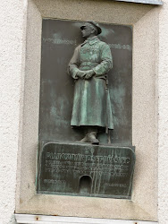Josef Jiří Švec stammte aus Čenkov (Haus Nummer 19), er war eine gewisse Zeit Lehrer in Třebíč und vor dem Krieg zog er nach Russland um, wo er ebenso als Lehrer tätig war. Als die Rekrutierung begann, hat er sich als Freiwilliger bei der Truppe Česká družina in Kyjev gemeldet. Für seine Kampfleistung in der Schlacht bei Zborov wurde er zum Leutnant befördert. Er hat an der Seite der Tschechoslowakischen Legionen um die Transsibirische Eisenbahn gekämpft. Im Jahr 1921 wurde an seinem Haus eine Gedenkplatte angebracht. Leider blieb sie in Čenkov nicht lange. Während des zwieten Weltkrigs wurden alle Gegenstände aus Metall gesammelt. Im Jahre 1940 im August wurde auch die Gedenkplatte heruntergenommen. Am Bahnhof in Jihlava hat ein Eisenbahnarbeiter Antonín Jedlička diese Platte im Wagon gemerkt. Er tat sie in eine Kiste und hat sie nach Polná an seine Adresse geschickt. Zu Hause hat er die Kiste vergraben. Auf der Stelle, wo die Kiste unter der Erde lag, hat er die Lilien gepflanzt. Am 5. Mai 1945 hat Antonín Jedlička die Platte wieder ausgegraben und geputzt. Im September 1945 wurde die Gedekplatte auf ihre ursprüngliche Stelle zurückgebracht.