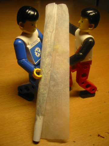 Lego figurines with tobacco products