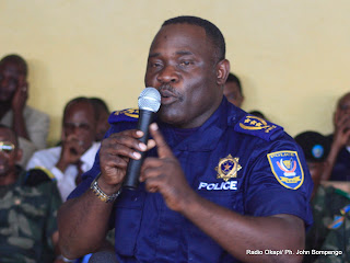 Le général John numbi de la Police Nationale Congolaise répond aux questions des juges militaires ce 27/01/2011 à la prison centrale de makala à Kinshasa, lors du procès chebeya. Radio Okapi / Ph. John Bompengo