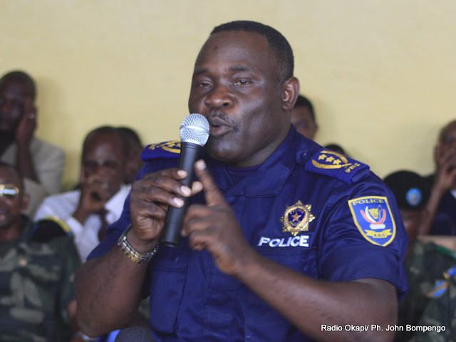 Le général John numbi de la Police Nationale Congolaise répond aux questions des juges militaires ce 27/01/2011 à la prison centrale de makala à Kinshasa, lors du procès chebeya. Radio Okapi / Ph. John Bompengo