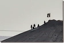 La battaglia di Kobane, Isis issa la bandiera nera