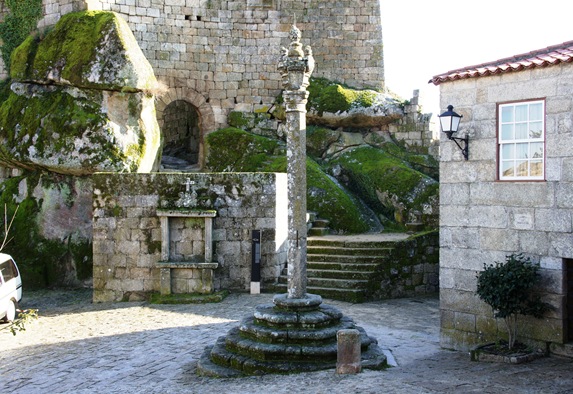 sortelha - pelourinho e ao fundo entrada do castelo