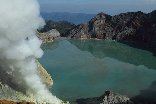Kawah Ijen - the lake of molten sulphur