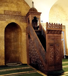 Mihrab in the Great Mosque of Aleppo After the sacking of Aleppo by the Mongols, the Mamluk sultan Qalawun ordered his governor Qaransunqur to rebuild the city's Great Mosque on its early Islamic foundations. This major project was undertaken under the supervision of Muhammad ibn Uthman al-Haddad. By 1285 the original colonnades of the prayer-hall and the arcades around the courtyard had been replaced with cross-vaults on pillars, an imitation of elements found in Crusader architecture. The same governor also donated to the mosque a valuable minbar made by the craftsman Muammad ibn Ali al-Mausili.