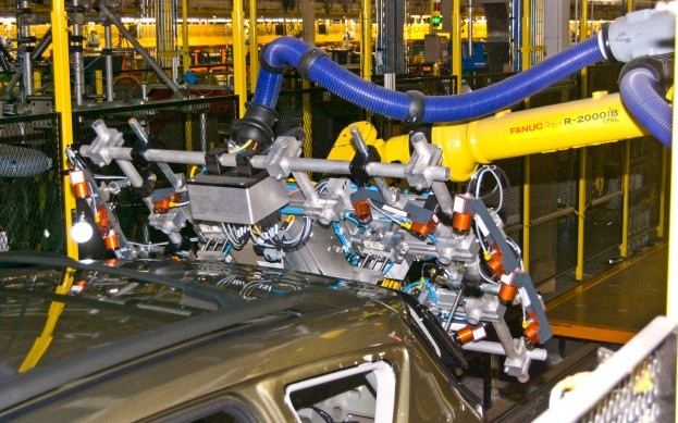 [Ford-Factory-Laser-Eye-Robot-fitting-windshield-623x389%255B2%255D.jpg]