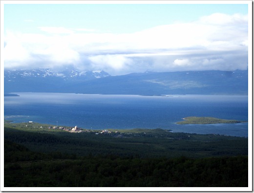 Utsikten från offerklippan var fantastisk. Där nere syns Abisko Östra.