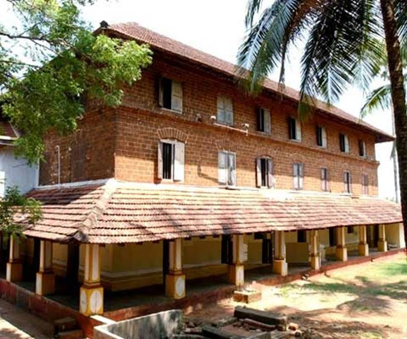 Traditional Kerala Houses: VARIKKASSERI MANA, SOORYAKALADI MANA, NARIKKOTTILAM, CHITTOR KOVILAKAM, POOMULLY MANA