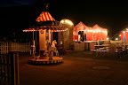Flohzirkus und Karussell bei Nacht. (c) www.floh-circus.de
