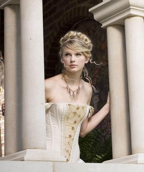 Taylor Swift curly hairstyle with braids Taylor Swift curly hairstyle with braids